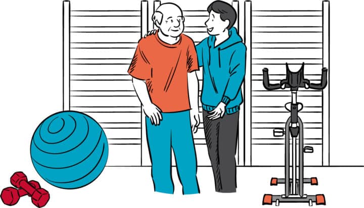 Sinipaitainen liikunnanohjaaja kannustaa oranssipaitaista ikäihmistä harjoittelamaan kuntopyörällä ja käsipainoilla kuntosalilla.