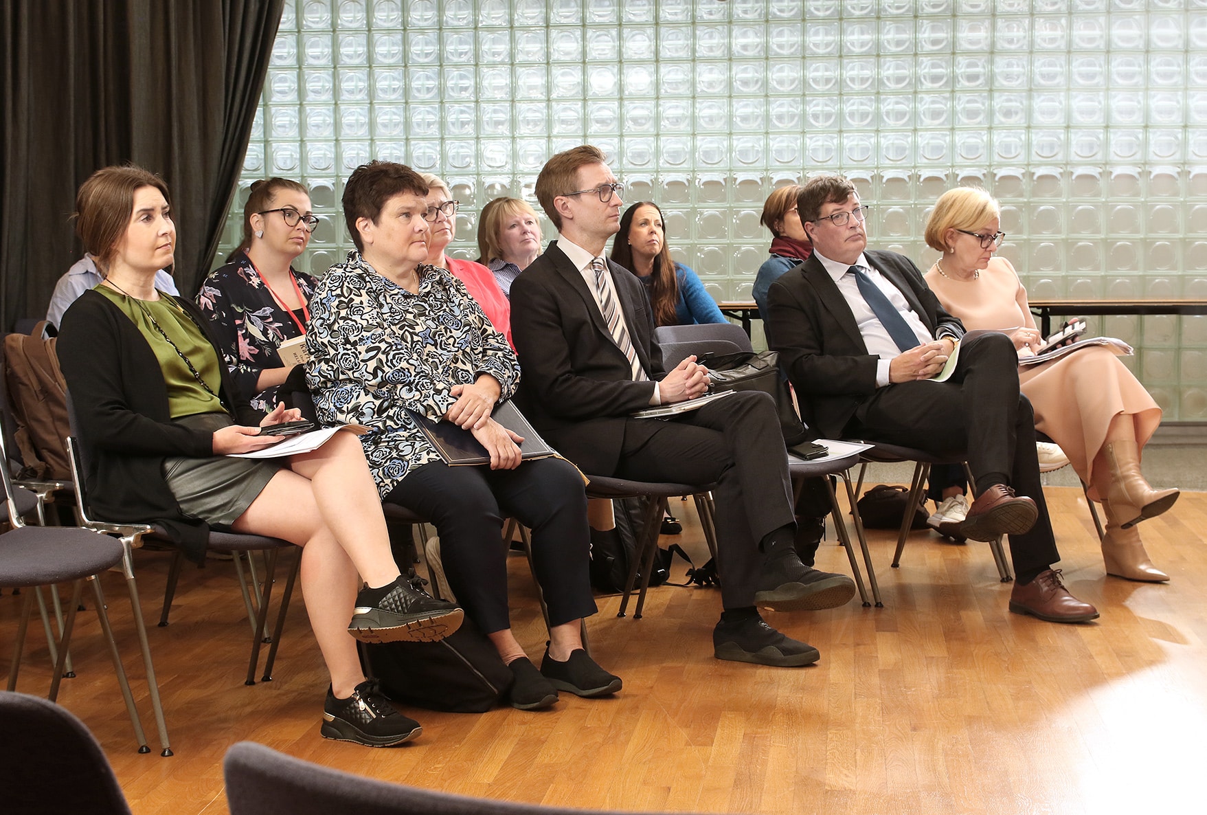 Ryhmä kansanedustajia saattohoitovapaaseen liittyvässä keskustelutilaisuudessa Pikku Parlamentissa.