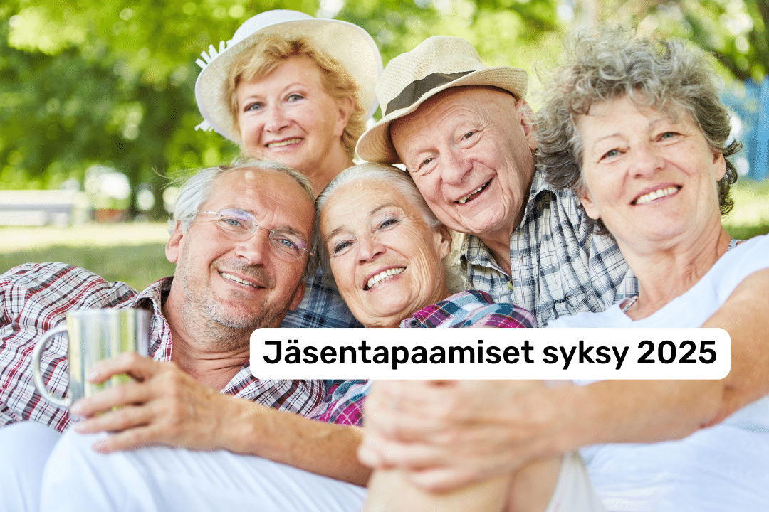 Viisi ihmistä hymyilee. Teksti jäsentapaamiset syksy 2025.