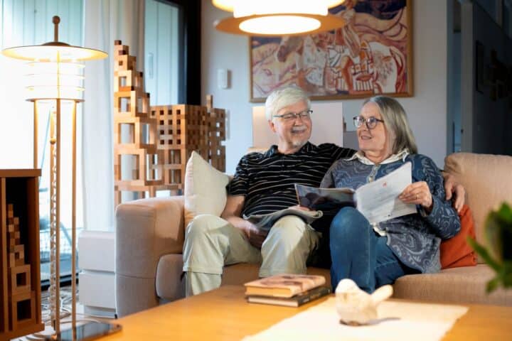 Helena ja Yrjö Suonto istuvat olohuoneen sohvalla. 