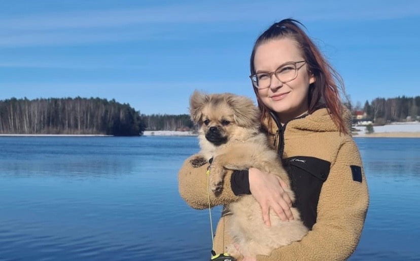 Muistikaverina toimiva Hanna Nurmi.