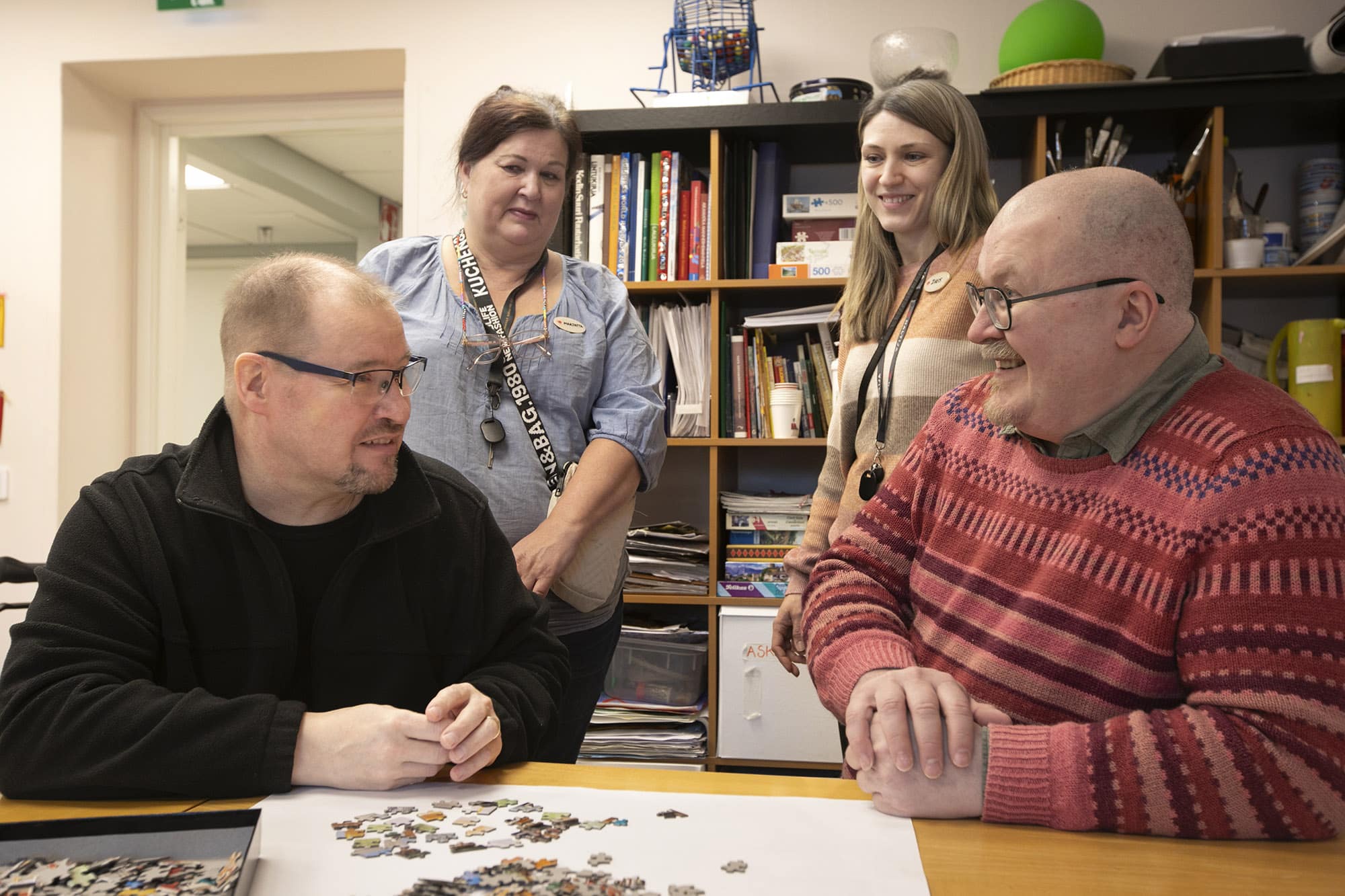 Helsingin Muistiyhdistys, työikäisten päivätoiminnan osallistujia ja ohjaajia. Edessä vasemmalla Pasi Lindholm, oikealla Mikko Lohi. Taustalla ohjaajat Marjatta Tirronen (vas.) ja Iiris Pilke (oik.)