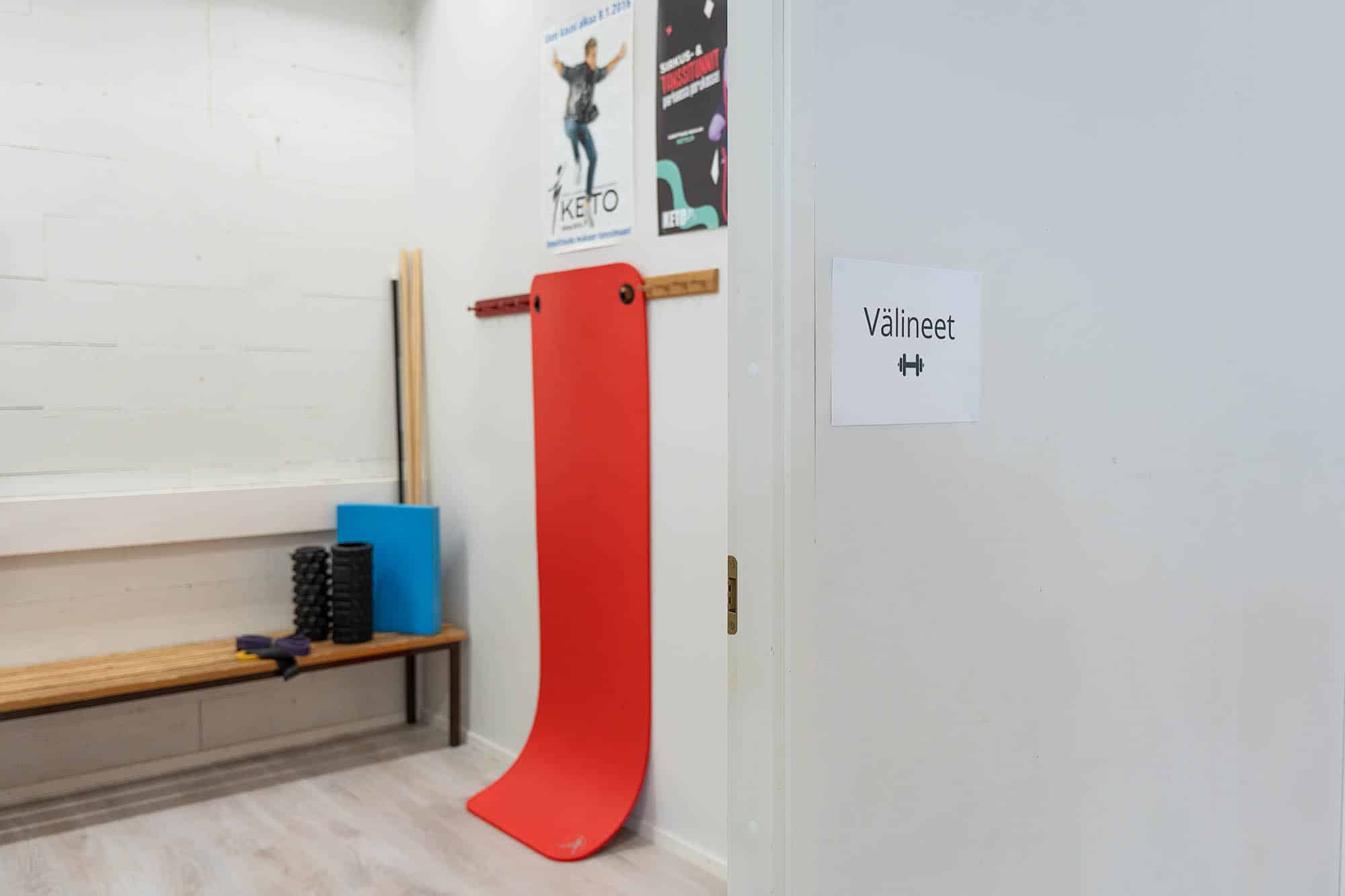 Muistiystävällinen liikuntapaikka: välinehuone, jossa välineet ovat omilla paikoillaan ja ovissa ja seinissä on opasteita.