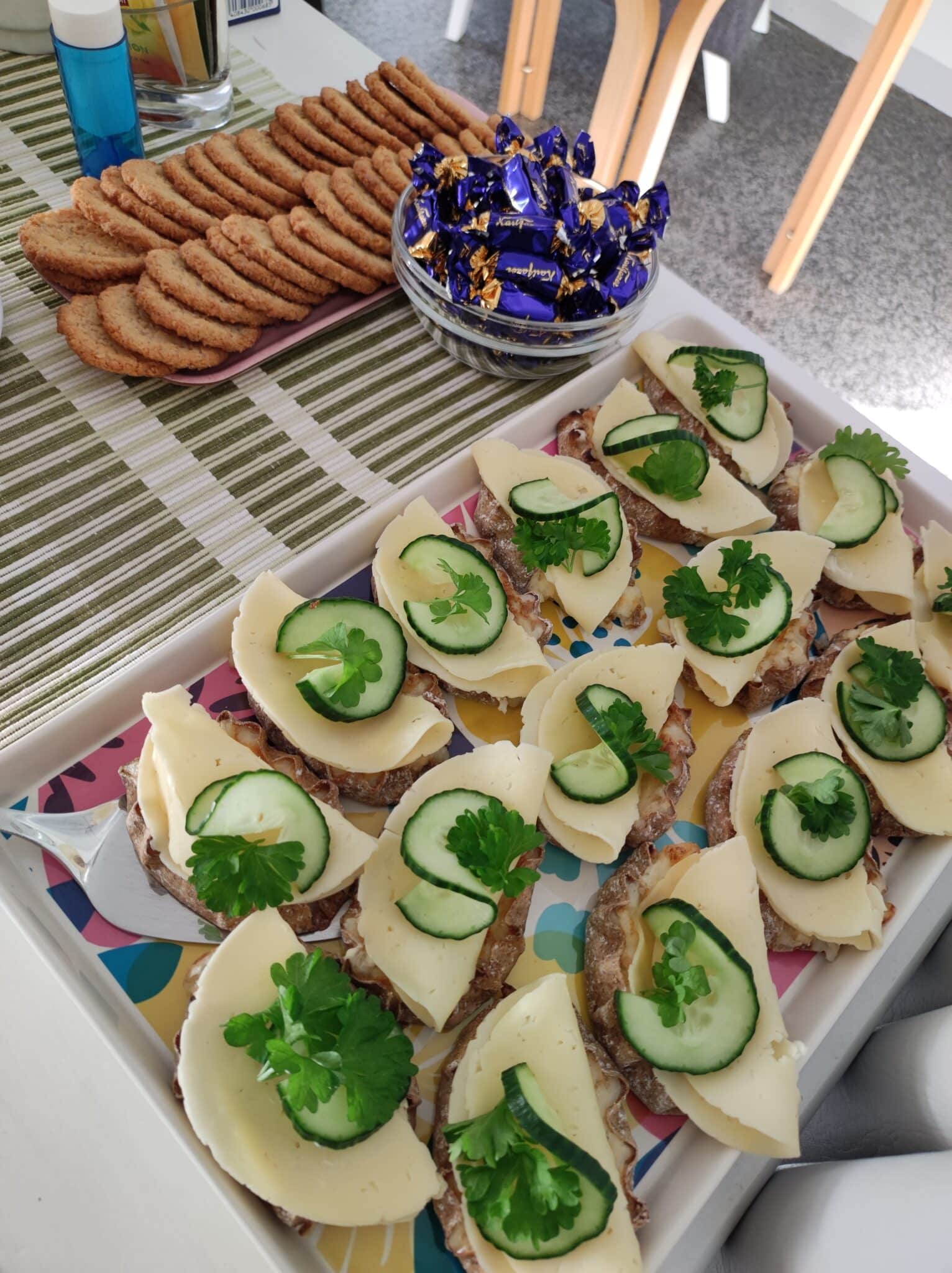 karjalanpiirakoita täytteillä, keksiä ja suklaakonvehteja