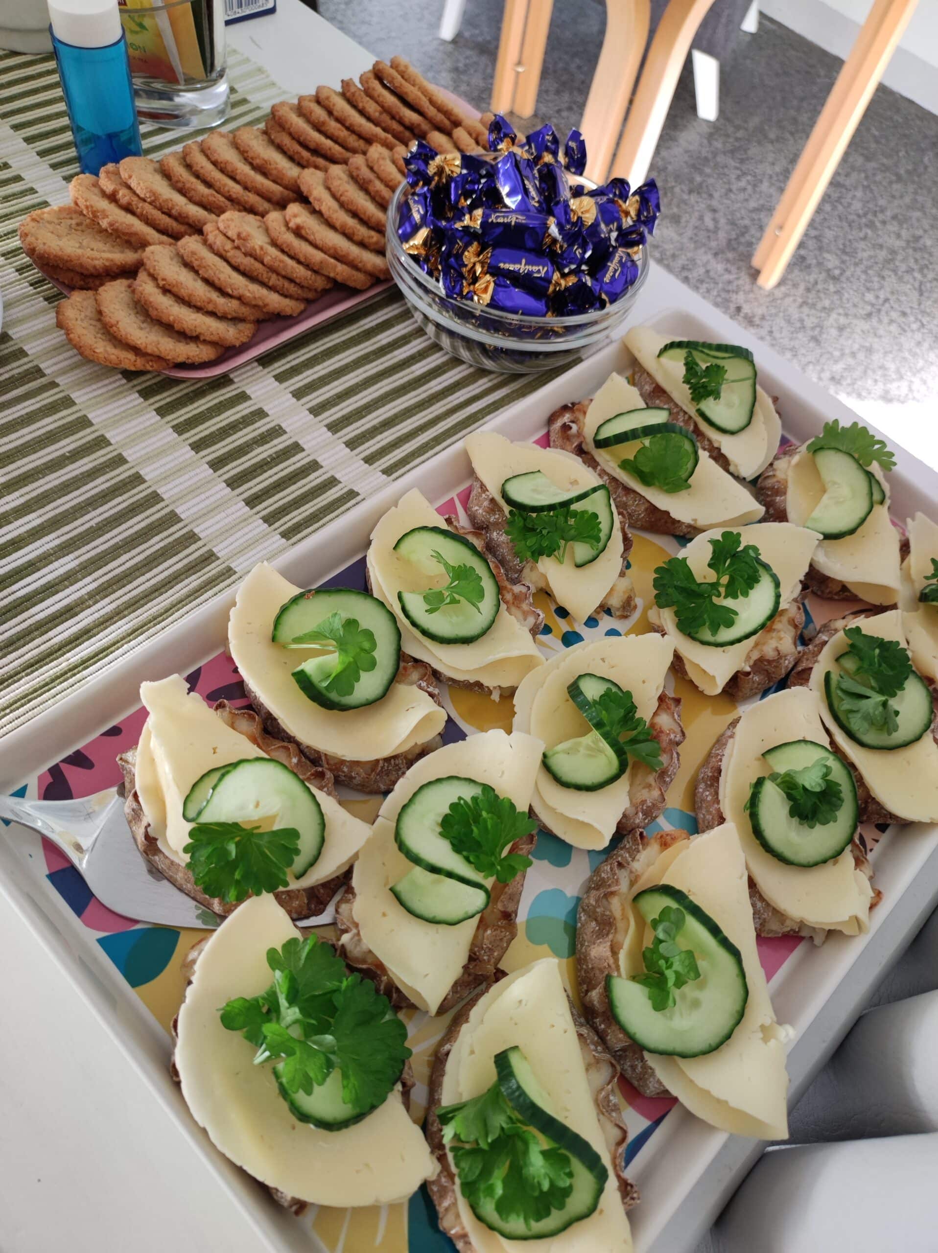 karjalanpiirakoita täytteillä, keksiä ja suklaakonvehteja