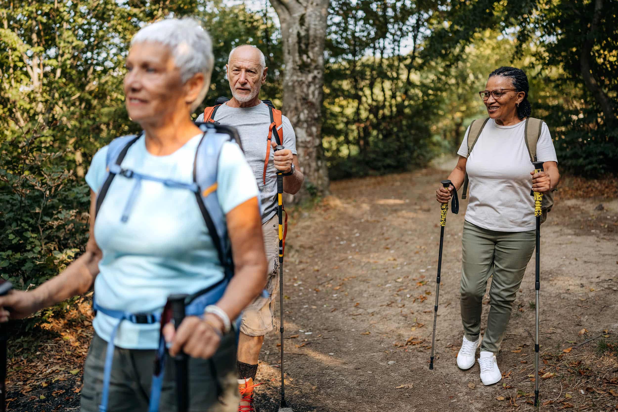 Yhdistysten järjestämä liikuntatoiminta tukee aivoterveyttä ja toimintakykyä. Kuvassa ryhmä sauvakävelijöitä kävelee kesäisessä puistossa.