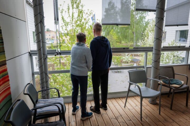 Sirpa Salonen ja puoliso hoivakodin parvekkeella.