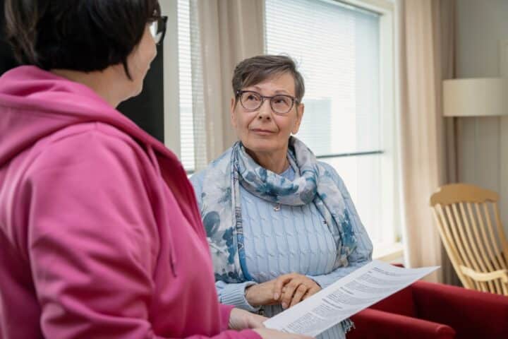 Sirpa Salonen ja hoivakodin johtaja.